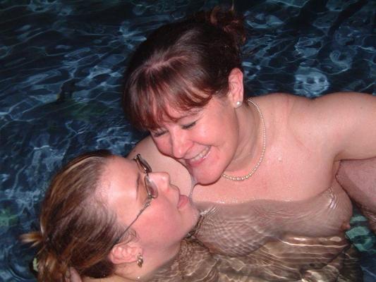 16P Busty girlfriends blow guy in swimming pool