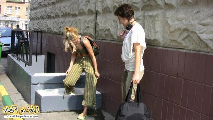 12P Deux filles n'arrivent pas à temps à la maison et finissent par mouiller leur pantalon