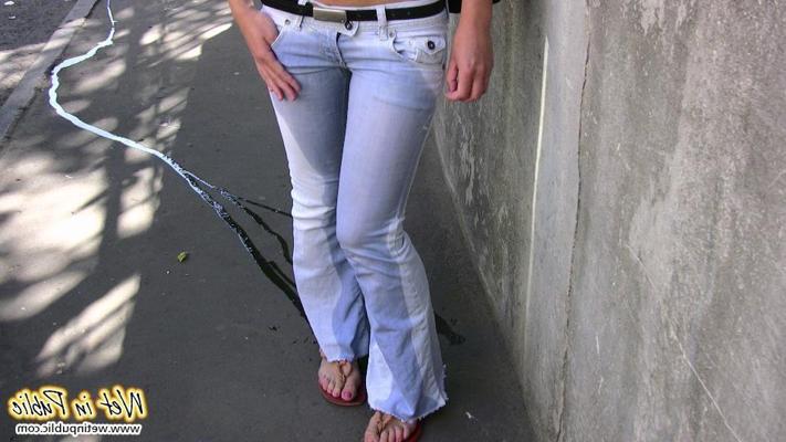 12P Huge ugly piss blotch on the tight jeans of a curvy outdoor bitchie
