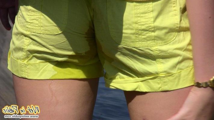 12P Chick caught on cam wetting her shorts and changing panties in a park