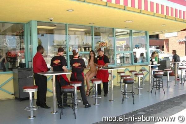 15P Amigas selvagens ficando nuas em público 50