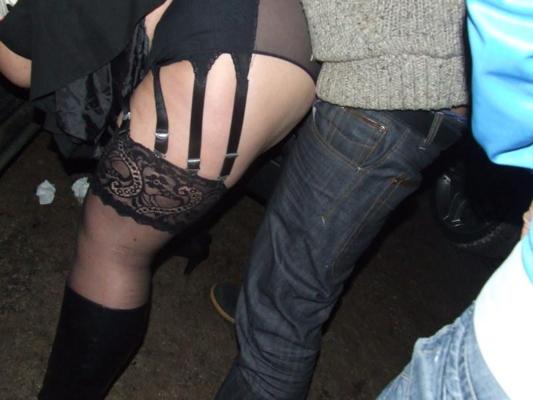 15P Reife Dame lutscht riesigen Schwanz im Freien