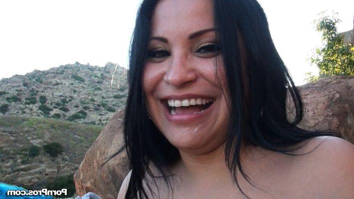 16P Die vollbusige Sophia Lomeli liebt Sex an öffentlichen Orten