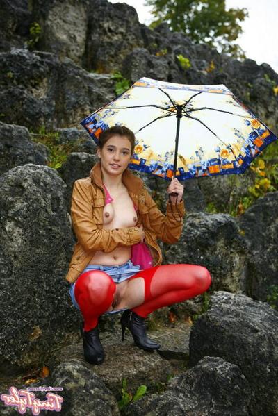 15P Un jeune de dix-huit ans s'exhibe dehors en bas nylons rouges