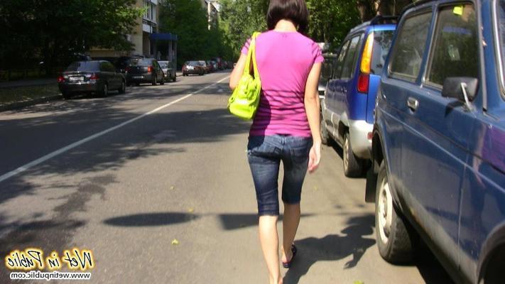 12P ジーンズのズボンを濡らして路上で着替えなければならないセクシーな女の子
