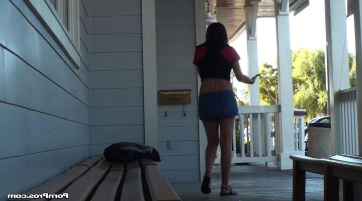 12P Texting amateur gets her face creamed in public
