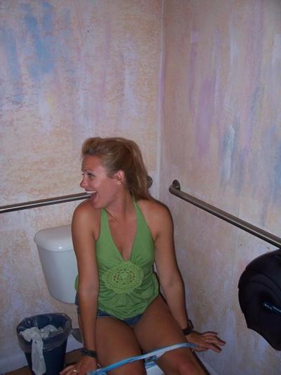 15P Hot babe pissing outdoors