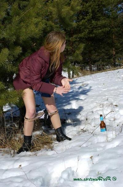 16P Spying on peeing girl