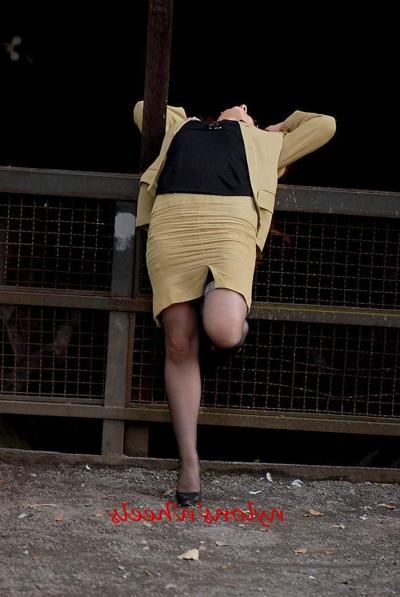 12P Redhead lady Justine in stockings spreading outdoors