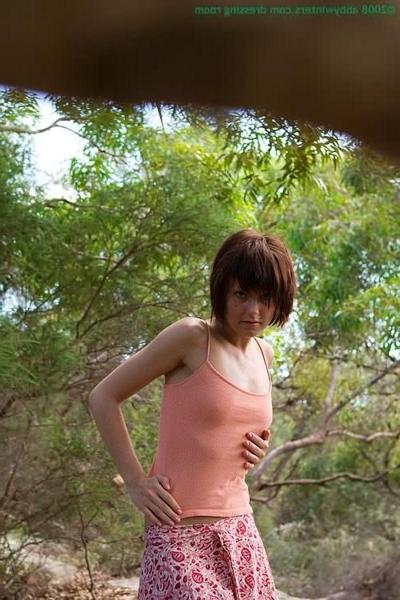 16P 自然の中で野外で服を着てイラを偵察