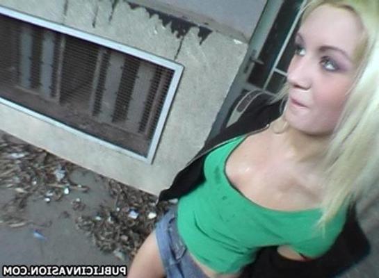 16P Блондинку отшпилили за деньги в любительском видео возле пустого здания