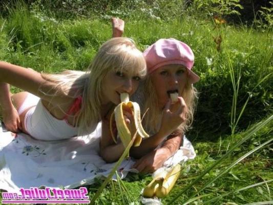 16P naughty babes eating bananas in the tall grass