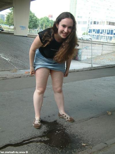 15P Brunette exhibitionist peeing outdoors