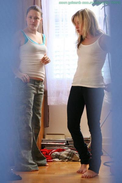 16P Deux jolies filles nues surprises par une caméra espion cachée dans un vestiaire