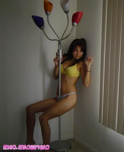 16P Ado asiatique amateur mignonne posant en culotte