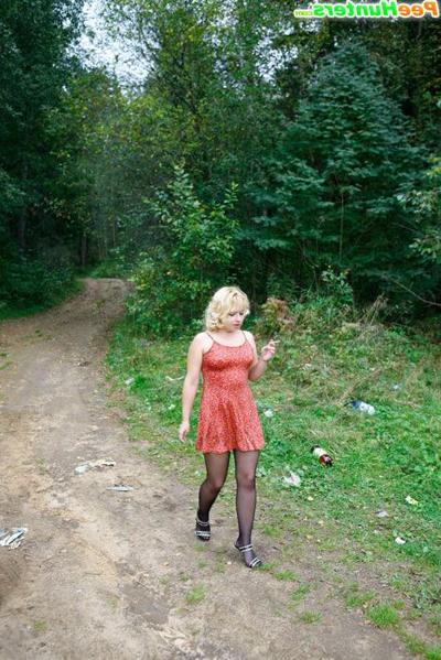 16P Hot blonde tart smokes and tinkles outdoors