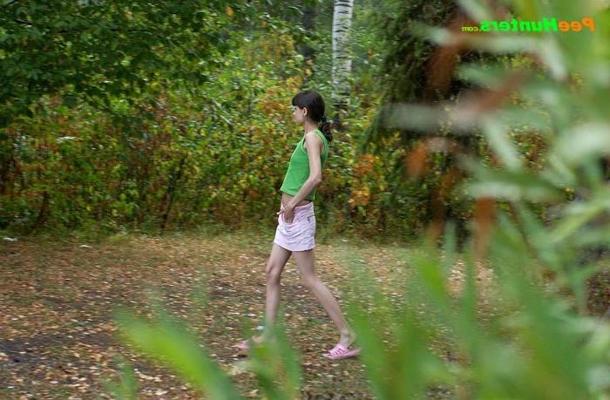 16P Little babe takes a leak in the nearby bushes