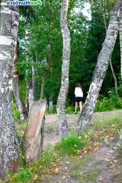 16P Leggy starlet empties her bladder in the city park