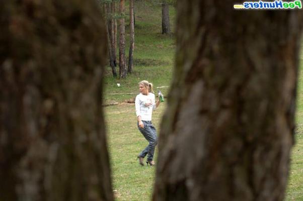 16P Mädchen geht in den Wald, um zu pinkeln und eine Zigarette zu rauchen