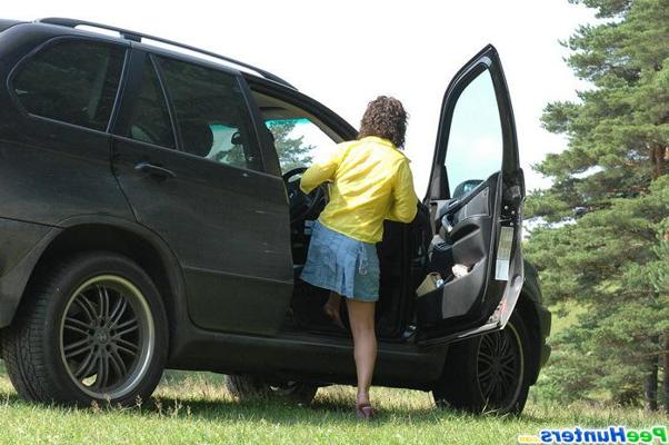 16P Girlie stops her car in woods to take a quick leak