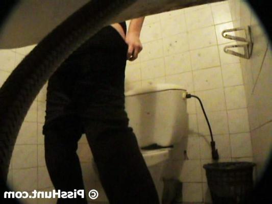 14P Kinky voyeur spies after hot pissing woman