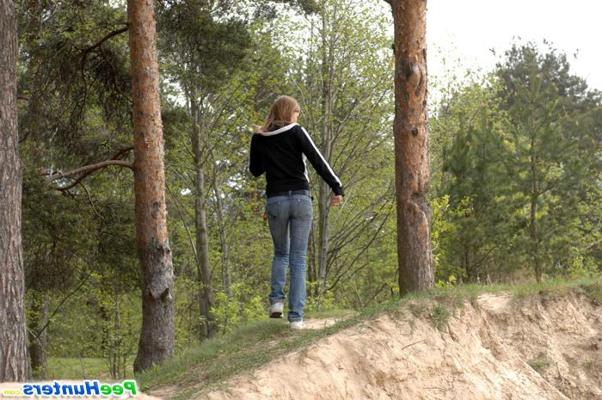 16P Schöner Teenager treibt Wassersport auf einer ruhigen Waldlichtung