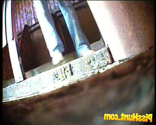 14P Pissing girl get busted and filmed in public loo 