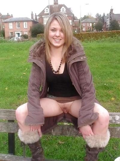 25P Wunderschöner Upskirt auf einer Bank von TROC
