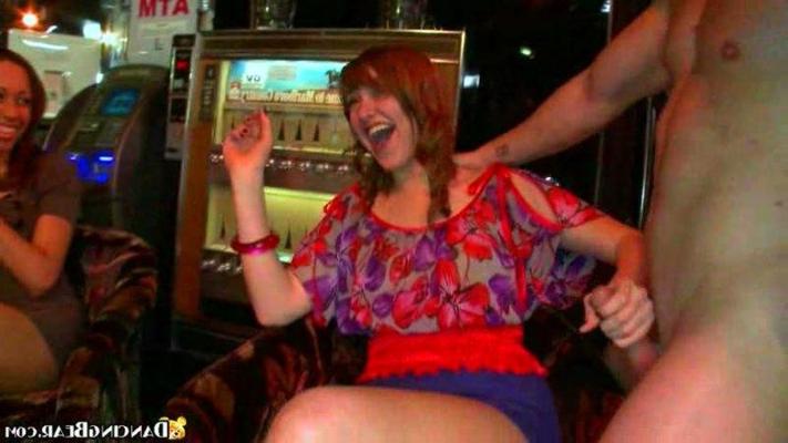 6P Drunk chicks in a blowjob frenzy in a strip club