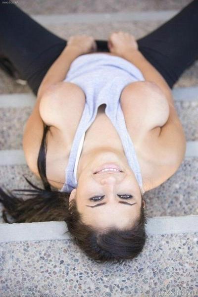 16P Exotic Babe Flashing In A Gym