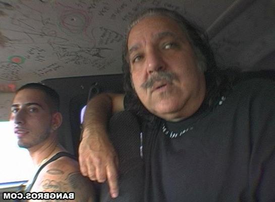16P Ron Jeremy follándose a una puta desprevenida en el autobús molesto... sí.