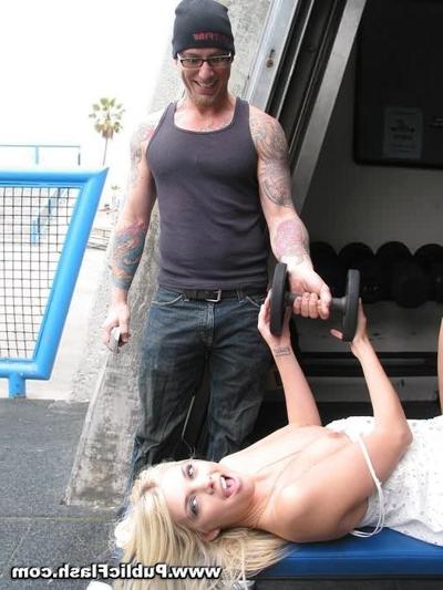 16P Blonde Upskirt Flasher Bares Pussy at Venice Beach
