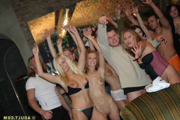 20P Amazing groupsex action with wild and drunk coeds
