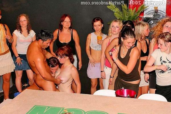 20P Drunk amateurs hungering for malestrippers dick