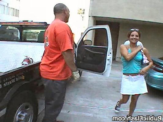 16P Niki mostra seios doces e buceta no LuckyTrashman
