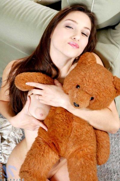 15P Сладкая брюнетка раздвигает розовую киску