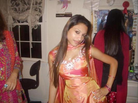 18P Paki sluts in satin salwar kameez