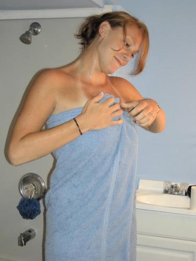 15P Bubbly Mariah cleaning her pussy in the shower