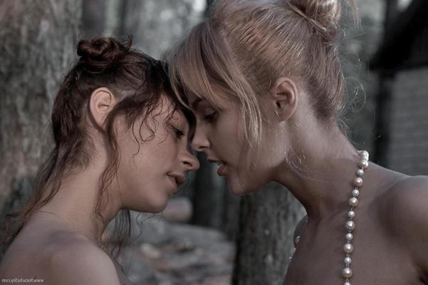 15P Sasha and Natasha kissing eachother and having fun