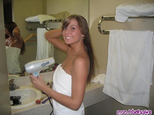 16P Teen amateur shaving her pussy in the shower
