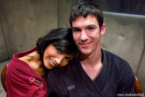 15P Yasmin Lee baise un homme hétéro au fond du cul jusqu'à ce qu'il jouisse
