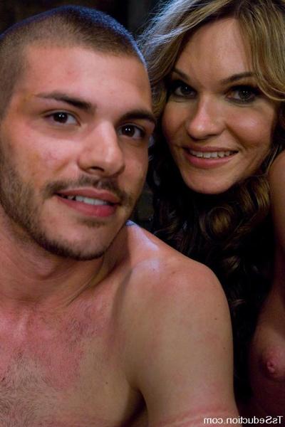 15P Latex-TS Kelly Shore bekommt von ihrem gefesselten Toyboy einen Blowjob