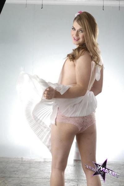 16P Schöne Shemale im weißen Kleid