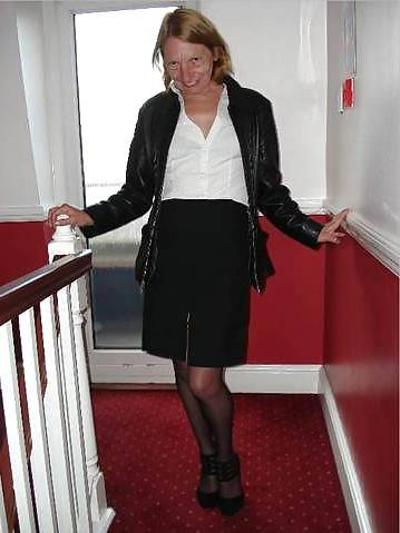 14P Sexy mature lady does hotel strip