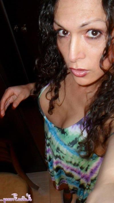12P Nikki Montero takes some selfies