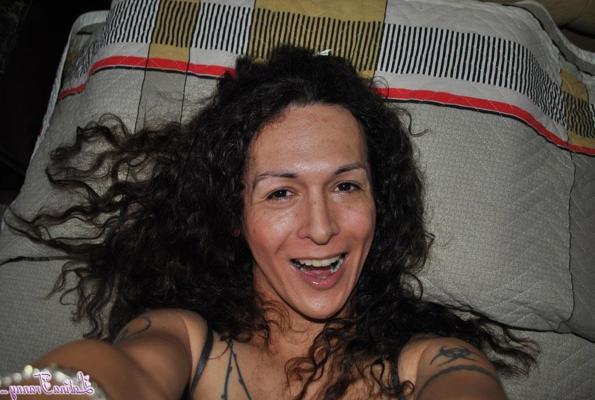 12P La transexuelle Nikki Montero pose son paquet