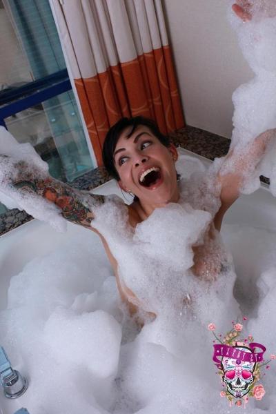 12P La transsexuelle aux gros seins Foxxy prend un bain