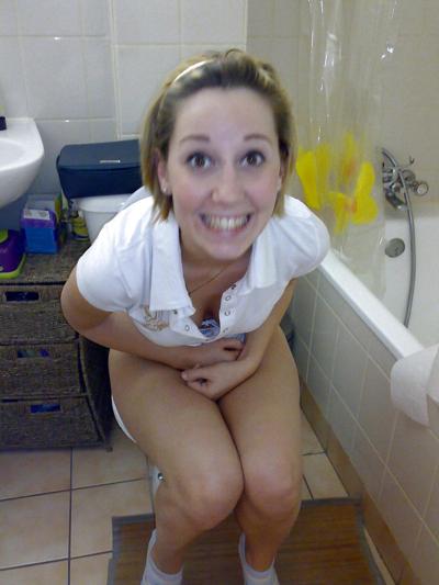 10P Ados nues et nues dans les toilettes excitées !
