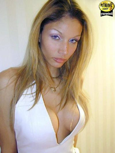 3P Superbe transexuelle posant pour toi