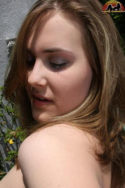 15P Patriotic American Shemale Exposes Herself Outside